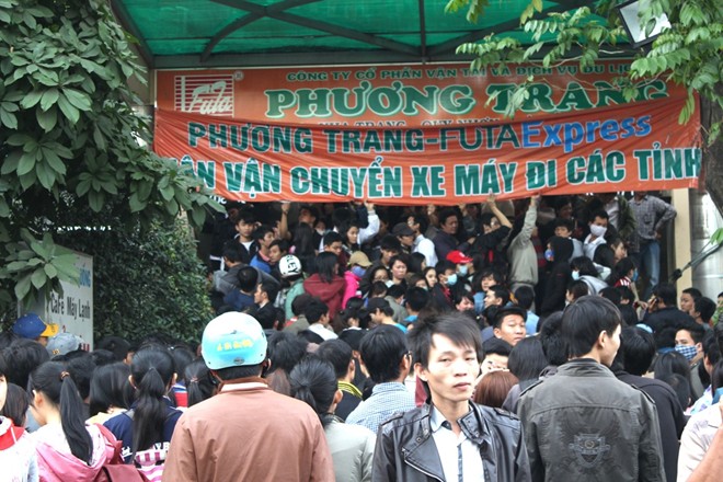 Thức từ 1h sáng để mua vé xe Tết ở Sài Gòn - ĐẤT VÀNG